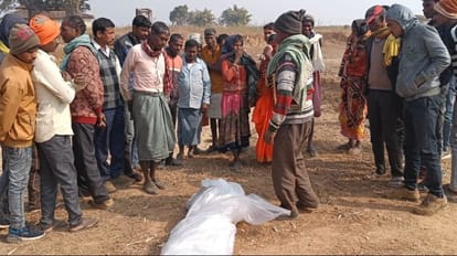 कुएं से निकाला गया शव।