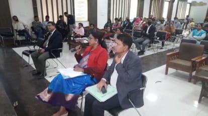 राज्य महिला आयोग की सुनवाई में मौजूद लोग।