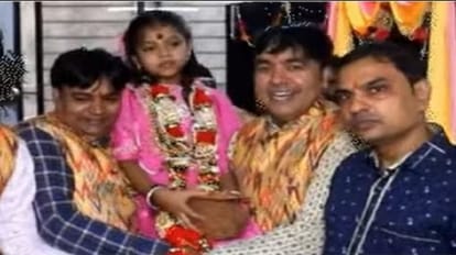 Gujarat: हीरा व्यापारी की आठ साल की बेटी बनेगी संन्यासी, सूरत में हजारों लोगों की मौजूदगी में दीक्षा शुरू देवांशी संघवी