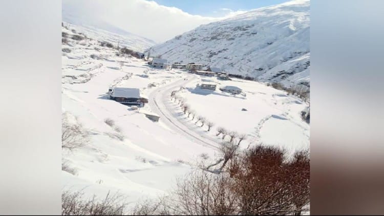 बर्फ से ढकी चंद्रा घाटी।