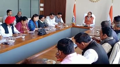 MP News: शिवराज सरकार रविदास जयंती 5 फरवरी से निकालेगी विकास यात्राएं, मंत्री ब्लॉक तक करेंगे दौरे सीएम शिवराज मंत्रियों के साथ बैठक करते हुए