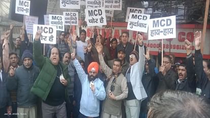 Delhi: Traders protest by hanging locks against sealing, traders will submit memorandum to Lieutenant Governor Traders protest against sealing by hanging lock