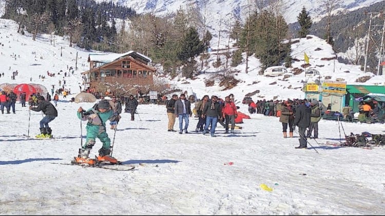 सोलंगनाला में सैलानी।