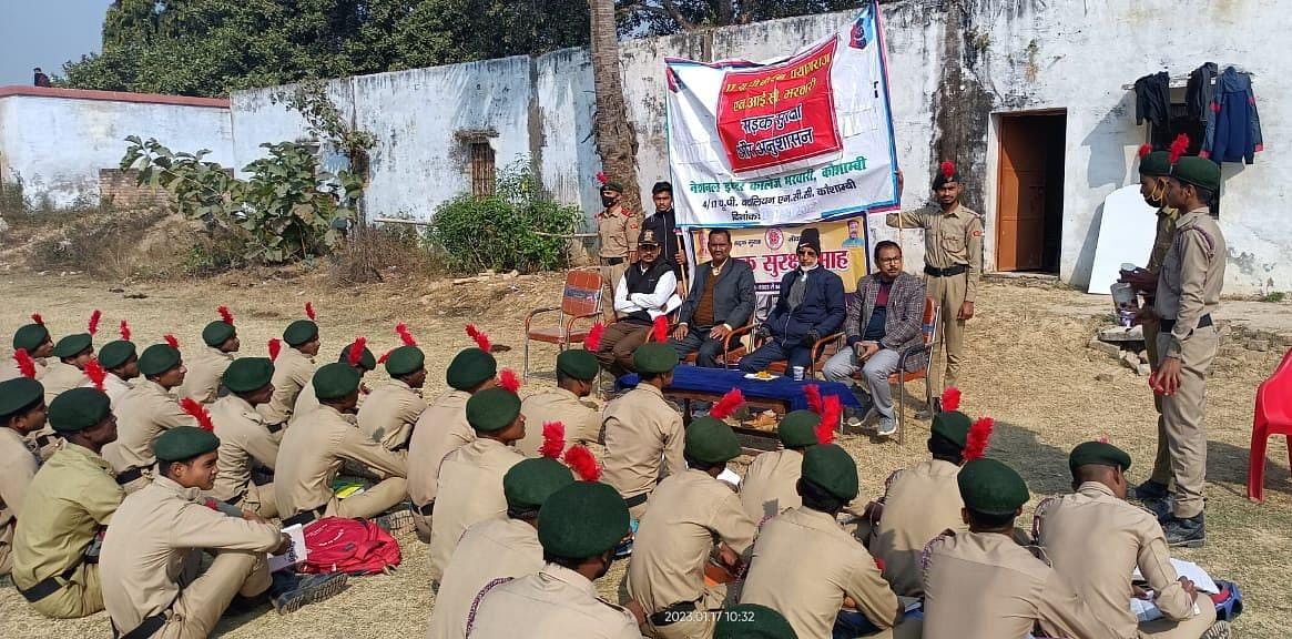 भरवारी कस्बा स्थित नेशनल इंका में आयोजित सड़क सुरक्षा जागरूकता कार्यक्रम में बोलते एआरटीओ।