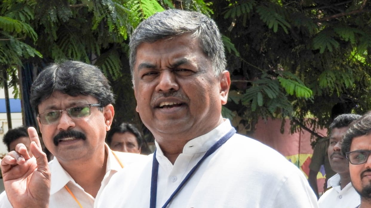 bk hariprasad compare mla who defect in bjp to prostitute anand singh karnataka hosapet