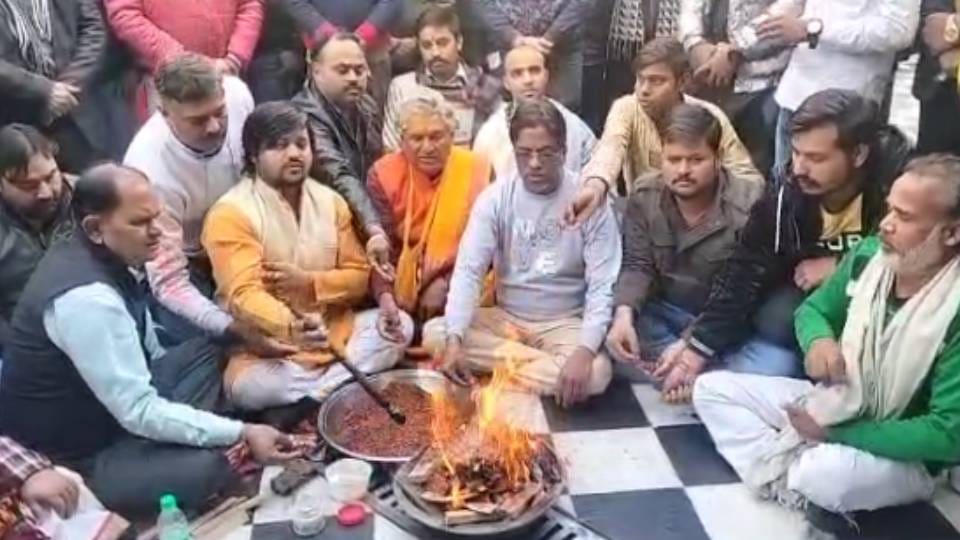 Traders opposing Banke Bihari Corridor in Vrindavan have opened shops after three days