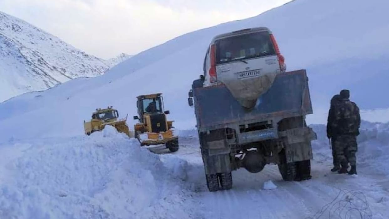 BRO restores Shikunla Pass in minus temperature, appeals to travel only after seeing the weather