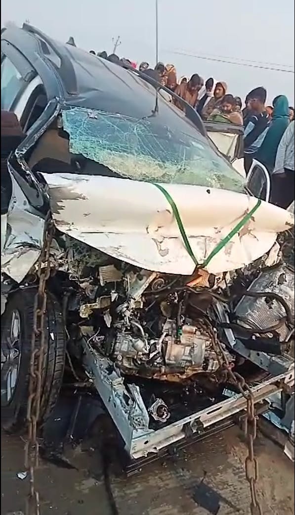 Horrific car accident in Bihar even the airbag of the Gujarat number car did not saved lives
