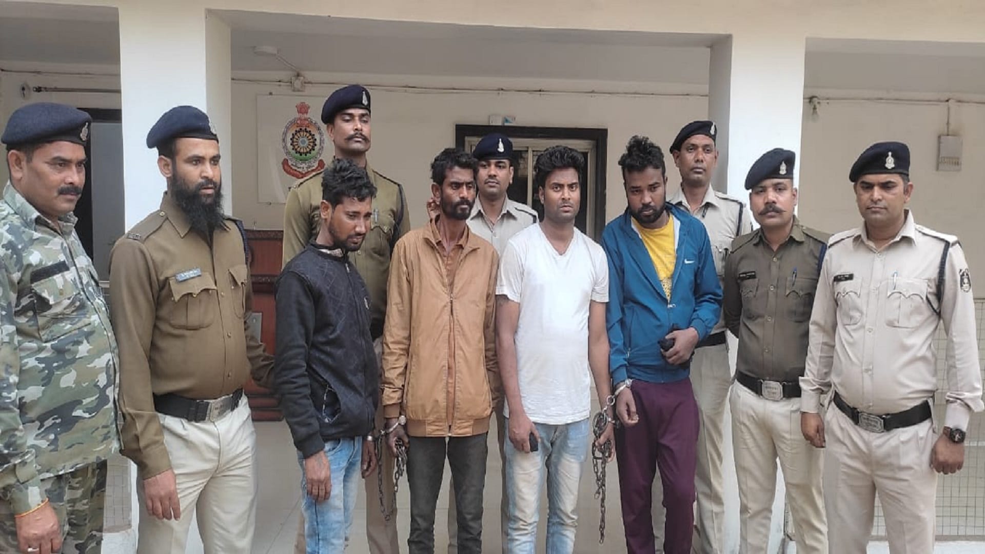 पुलिस गिरफ्त में लूट के आरोपी।