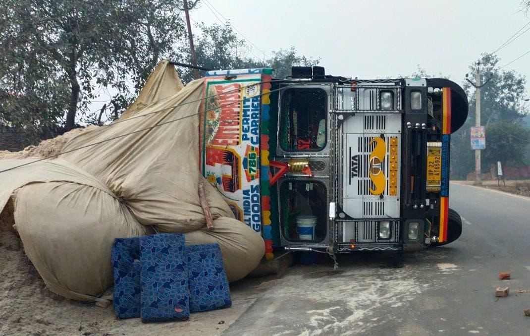 Uncontrolled truck overturned, driver saved his life by jumping