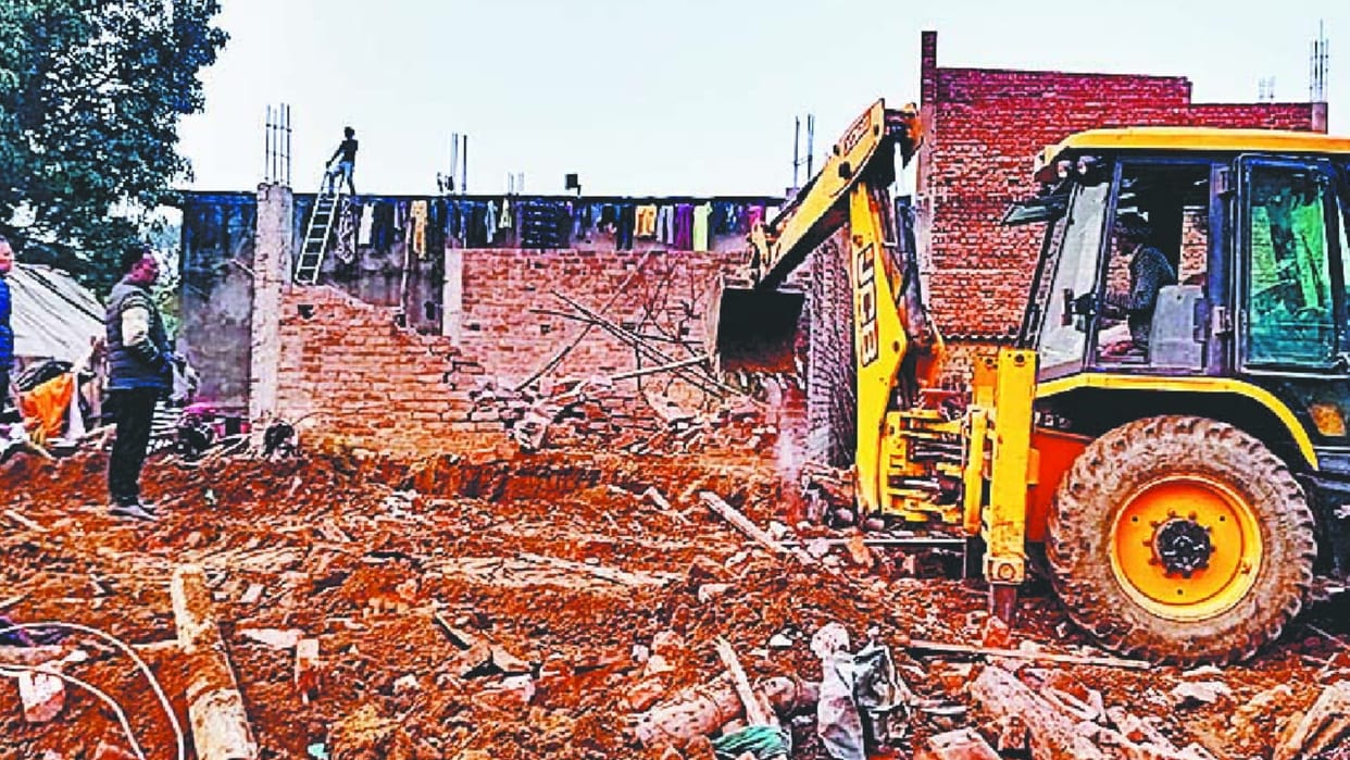 Stones pelted on police team during remove encroachment in Gorakhpur