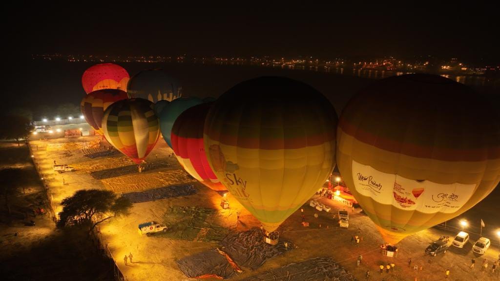 PHOTOS: Amazing view of DJ, lights and 12 hot air balloons, people said This is possible only in the city o