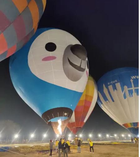 PHOTOS: Amazing view of DJ, lights and 12 hot air balloons, people said This is possible only in the city o