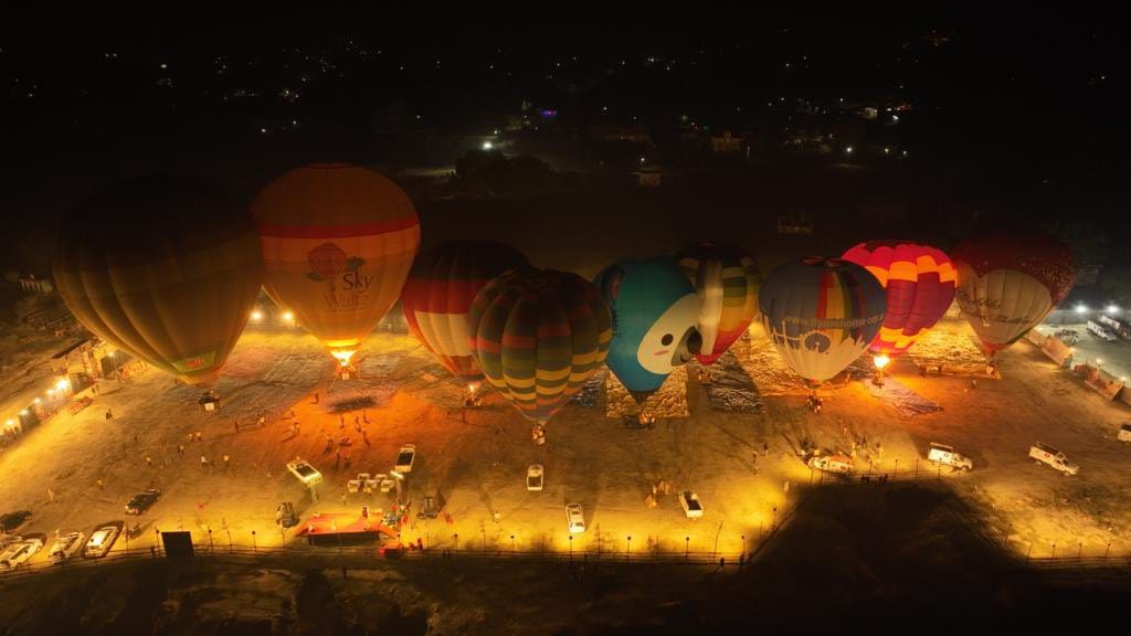 PHOTOS: Amazing view of DJ, lights and 12 hot air balloons, people said This is possible only in the city o