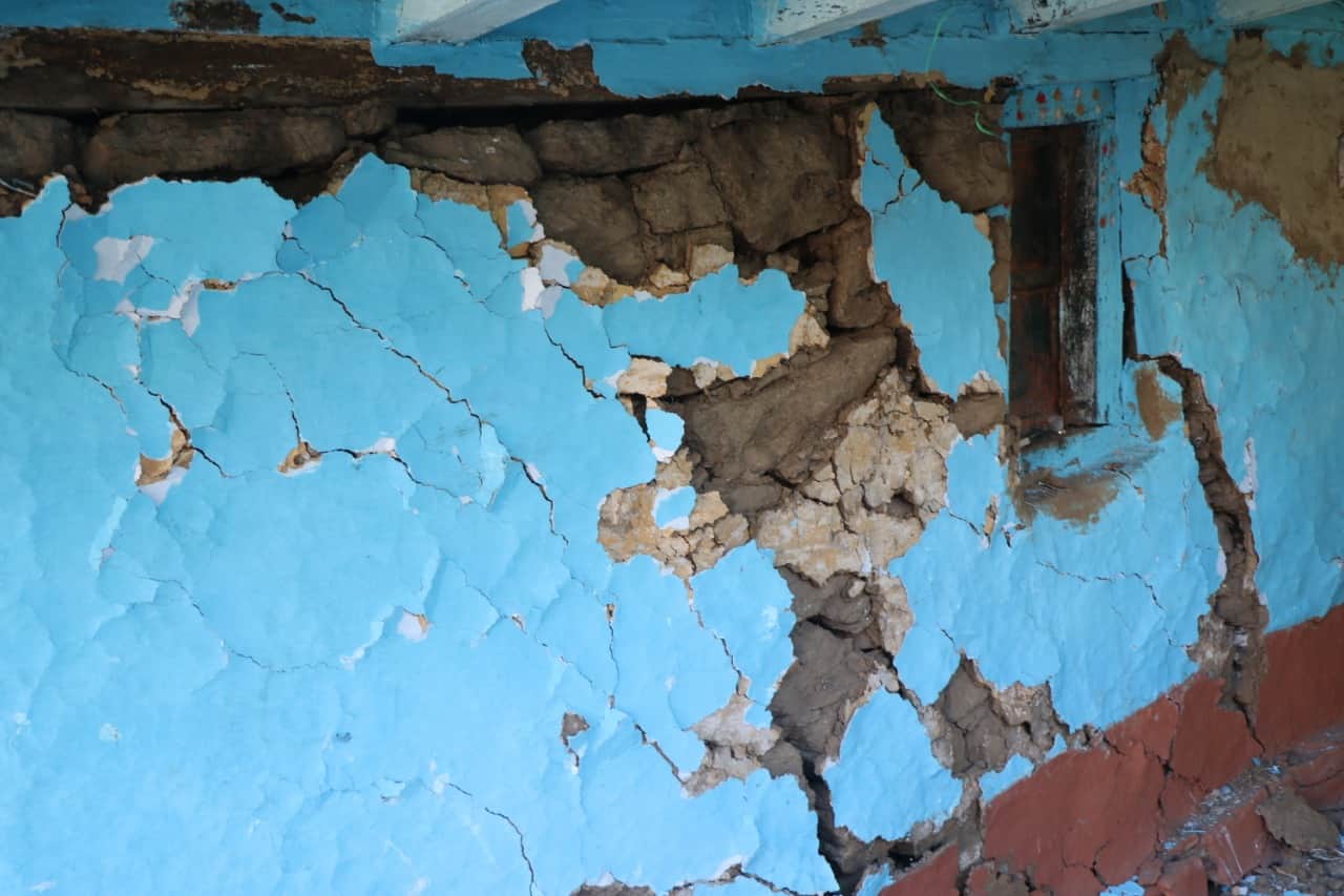 Joshimath Is Sinking Cracks in many houses of Pipalkoti due to all weather road work Uttarakhand news in hindi