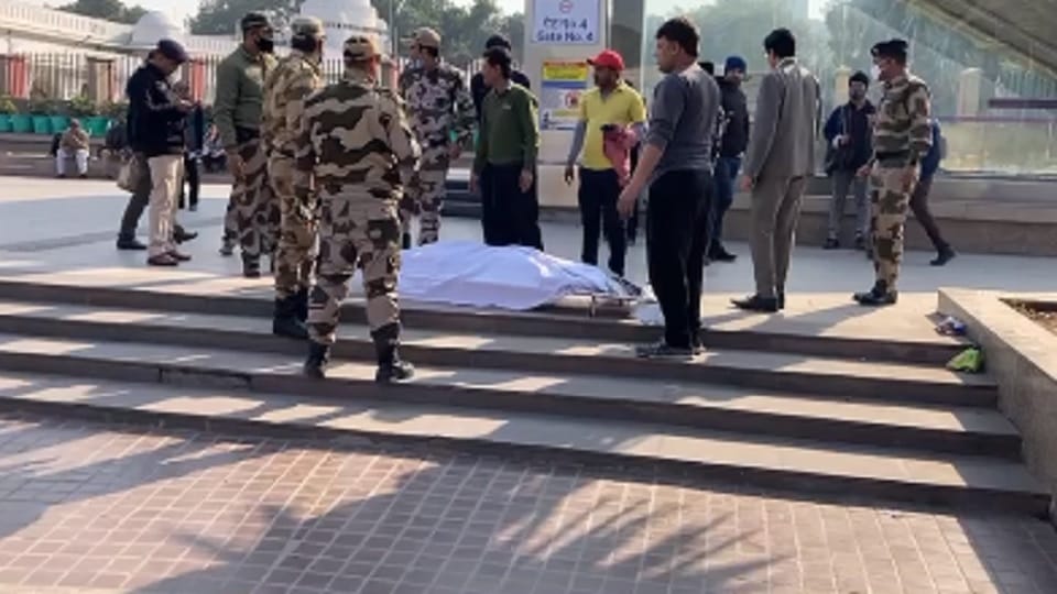 Noida Teen Jumped Infront of Metro Train at Blue Line Mandi House Station Delhi Metro News in Hindi