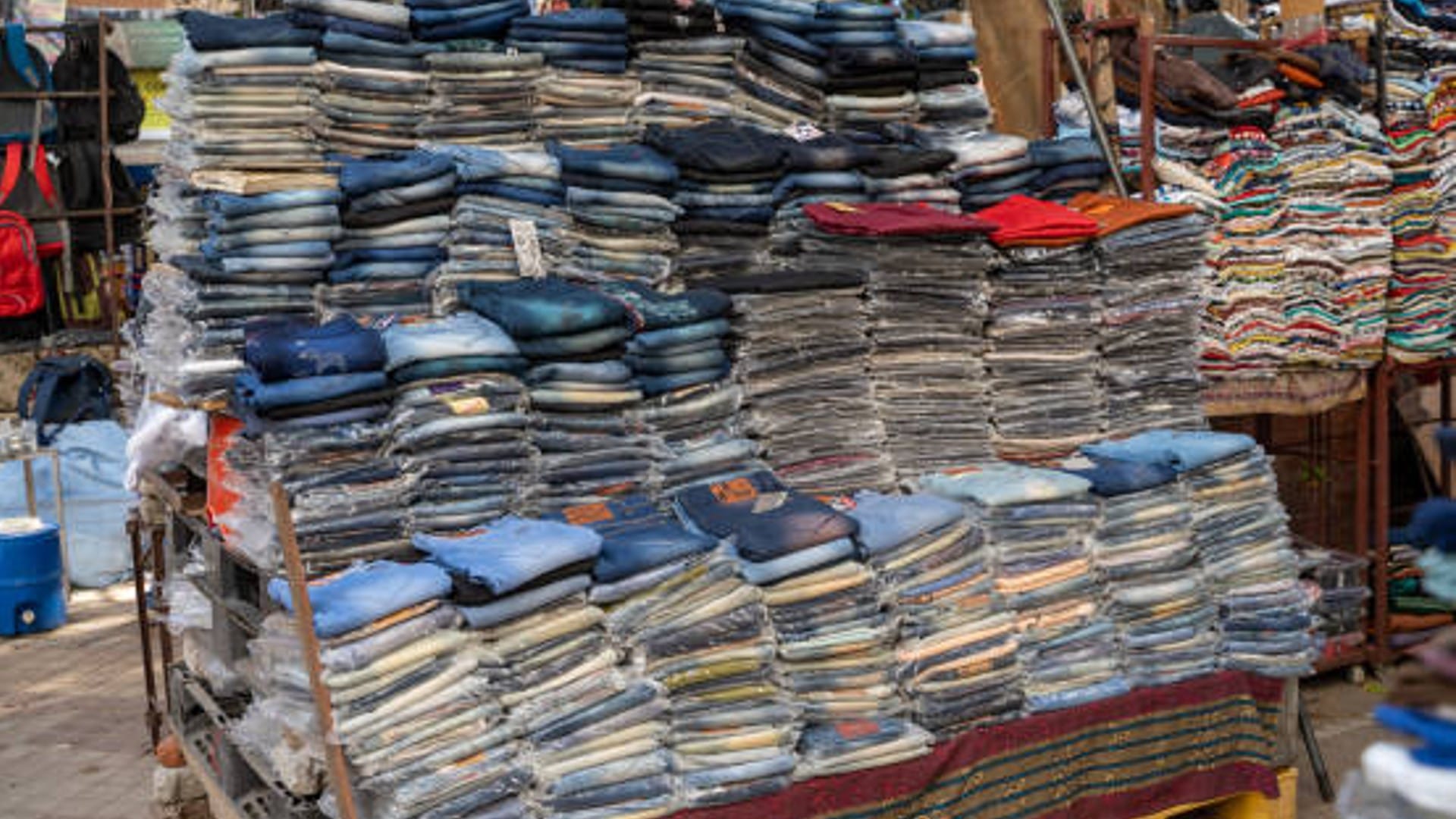 Cheapest Market In Delhi : azad market in Delhi is cheapest for cloth shopping in bundles
