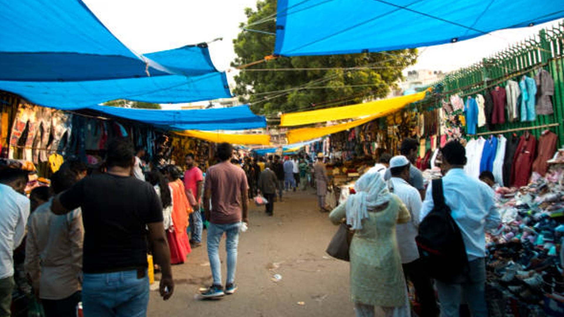 Cheapest Market In Delhi : azad market in Delhi is cheapest for cloth shopping in bundles