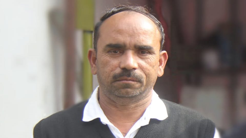 Contractor WhatsApp number hacked, steal photos from DP and put it on WhatsApp IN moradabad