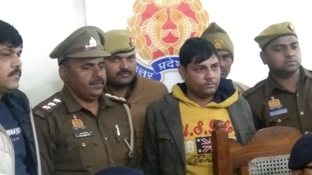 young man bullied up inspector and CO By telling PA of Defense Minister IN moradabad