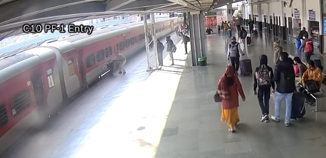 Bhopal News: Passenger trapped between platform-track at Rani Kamlapati railway station, RPF jawan saved his l
