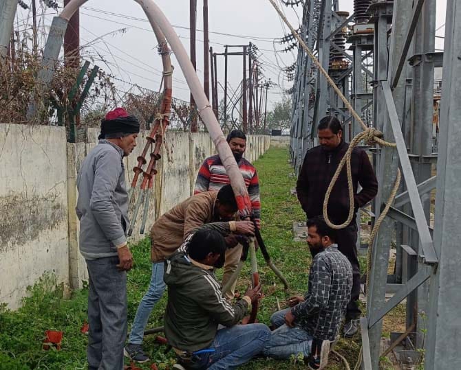 cable box of high tension line cracked
