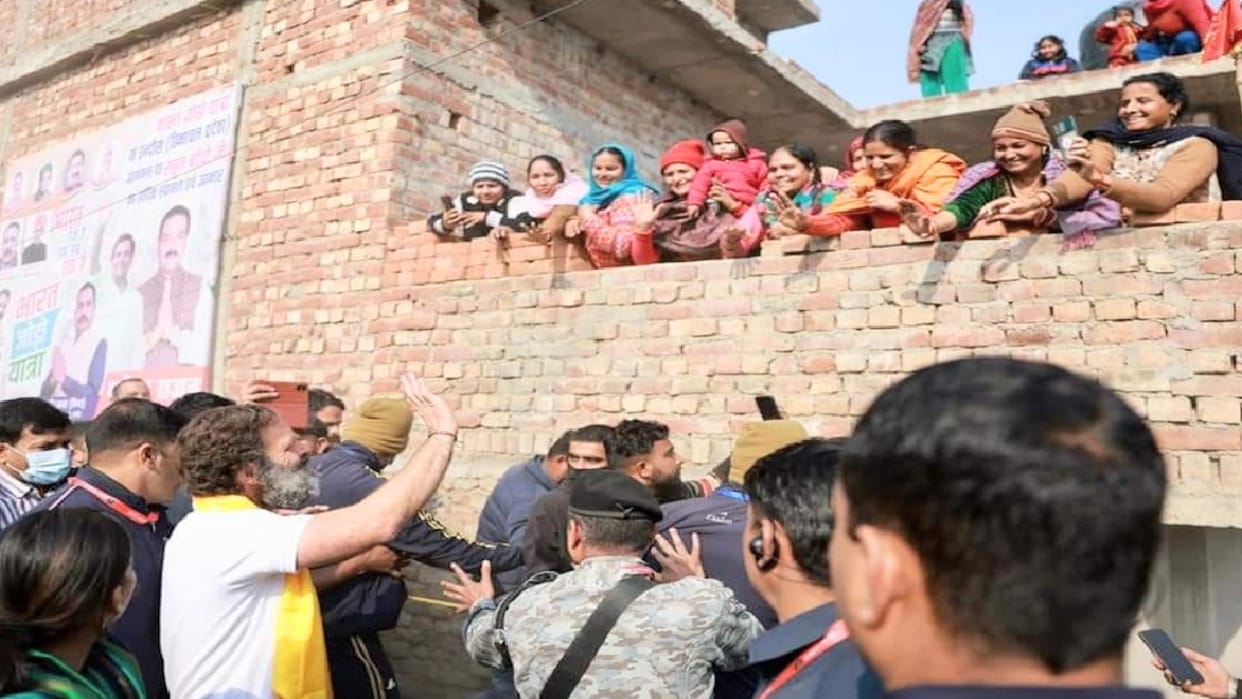 Women asked Rahul gandhi from the roofs of houses, when will you give Rs 1,500, got this answer