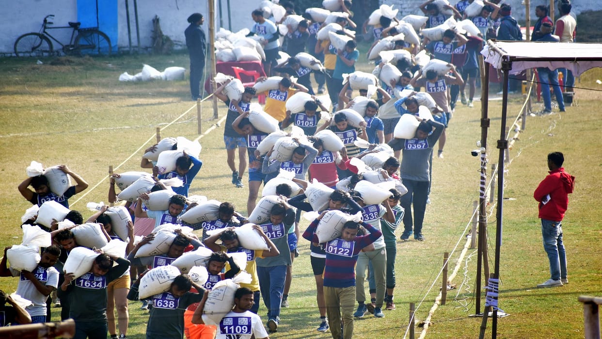 railway group D Many contestants arrived before the due date, youths running carrying a load of 35 kg