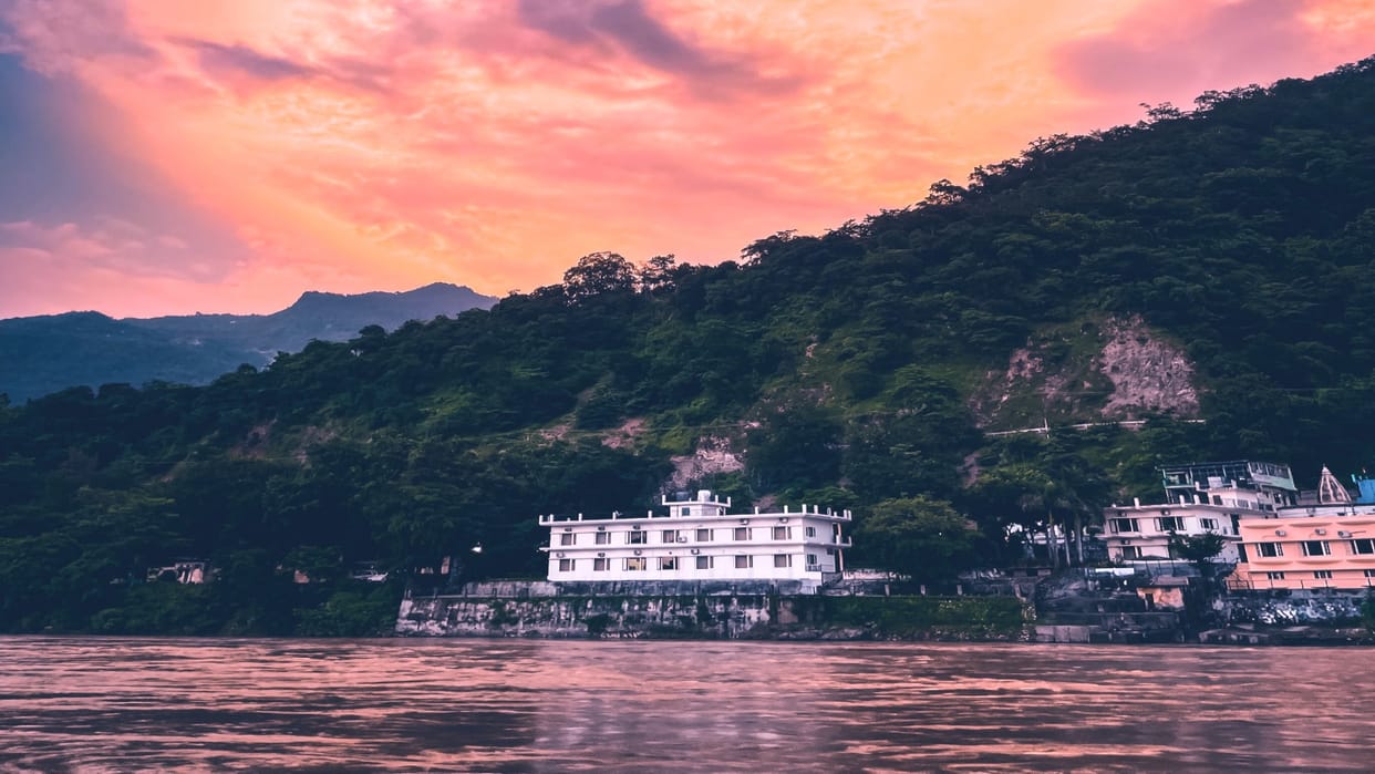 Travel Ideas: Places to Visit Located Near River Banks Know Trip Fare