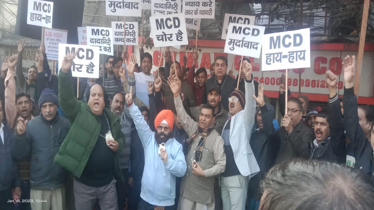 Delhi Traders protest by hanging locks against sealing