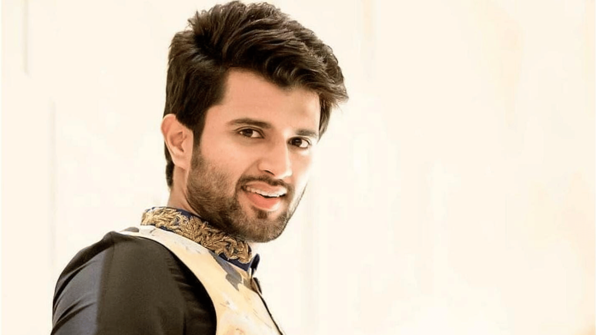 kushi actor vijay deverakonda reveal name of his lady love instagram story hints read