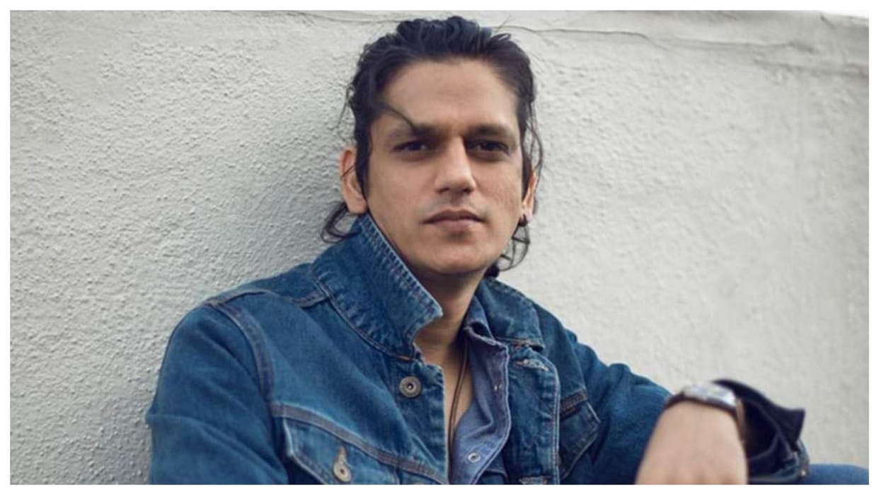 Lust stories 2 actor vijay varma did paparazzi mimicry who eating gutka funny video goes viral on social media