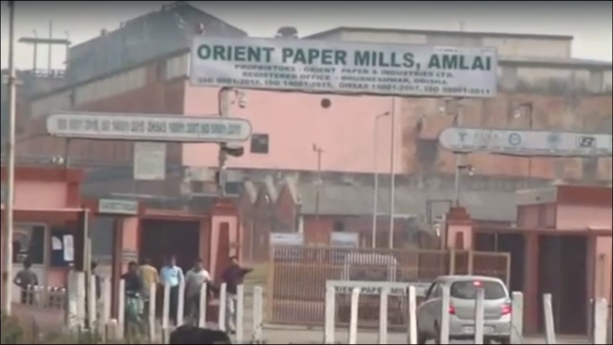 worker died after heavy iron rod fell on head at orient paper mill in shahdol mp news