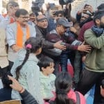 जम्मू में प्रदर्शन कर रहे कर्मचारियों से मिलते संजय राउत