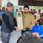 सुरेश रैना को प्रतीकचिन्ह भेंट करते आयोजक