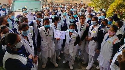 भागलपुर के अस्पताल में टीका उपलब्ध नहीं होने पर नर्सों ने किया हंगामा, कहा- नो वेक्सीन नो वर्क
