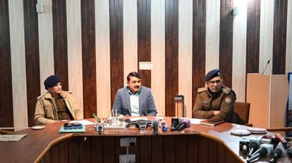 बदमाशों की गिरफ्तारी के बाद जानकारी देती पुलिस