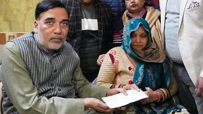 Corona Warriors: Checks of Rs 1 crore each handed over to the families of three Corona warriors Gopal Rai handing over the check