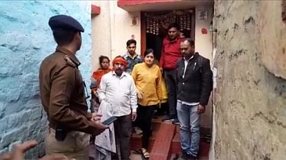 छत से गिरकर युवक की मौत: मामा के साथ देर रात जमकर शराब पी, सुबह घर के सामने पड़ा मिला शव घटना की सूचना के बाद जांच करती पुलिस।