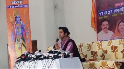 बागेश्वर सरकार ने स्वीकारा नागपुर का चैलेंज: कहा- रायपुर आ जाओ, किराया हम देंगे; बताया छोटी मानसिकता का भगोड़ा रायपुर में मीडिया से बात करते पंडित धीरेंद्र शास्त्री।