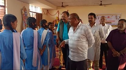 सांसद ने दिए एग्जाम टिप्स: मोहन मंडावी ने कहा- ये स्वर्णिम युग है, अब परीक्षा को बोझ मानने की जरूरत नहीं सांसद मनोज मंडावी ने हंसी-मजाक में दिए परीक्षा के टिप्स।