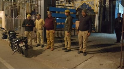 लूट की सूचना पर जुटी पुलिस।