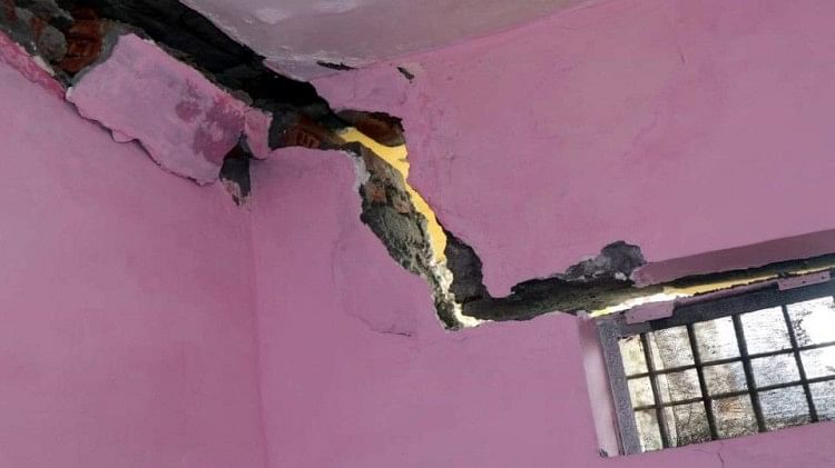 Trending News: Joshimath: Big cracks also appeared in the houses near the PWD guest house being demolished, now 21 unsafe buildings will be broken