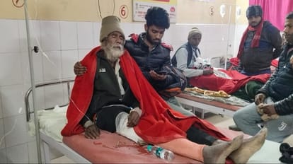 Maharajganj News: महराजगंज में अनियंत्रित होकर पलटी रोडवेज की बस, 25 यात्री हुए घायल Maharajganj News