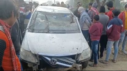 Road Accident: हापुड़ में बड़ा हादसा, तालाब में गिरी बेकाबू कार, चार लोगों की मौत हादसे में क्षतिग्रस्त कार
