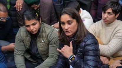 धरने पर बैठे पहलवान साक्षी मलिक और विनेश फोगाट (कुश्ती महासंघ में धरने पर बैठे खिलाड़ी।))
