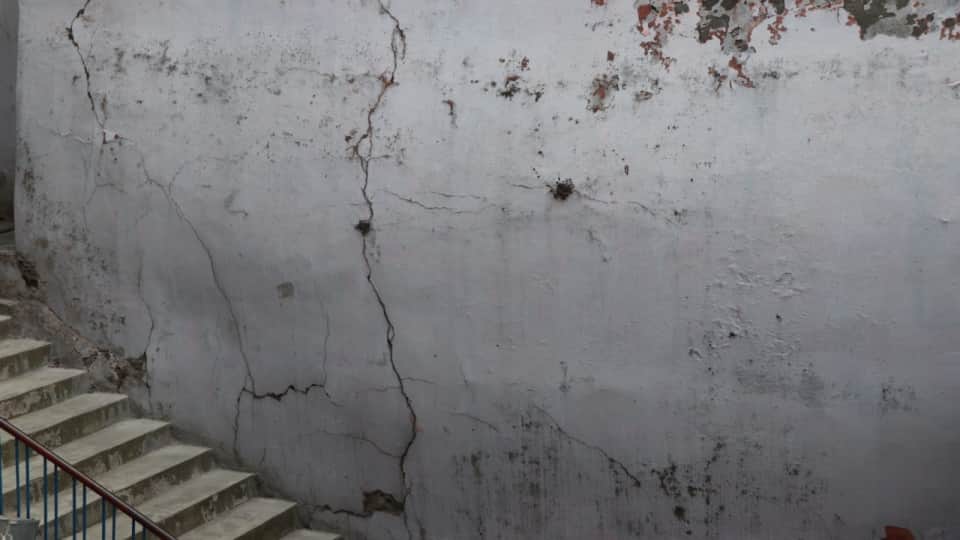 Joshimath Is Sinking Cracks in many houses of Pipalkoti due to all weather road work Uttarakhand news in hindi