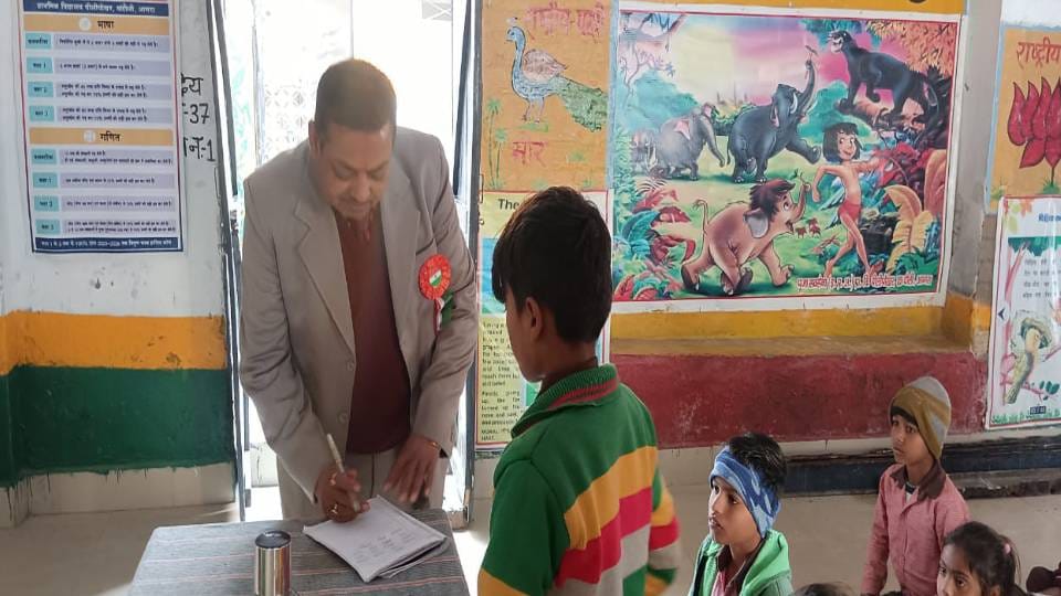 Diet principal inspected council schools during which he also asked questions to the children in Agra