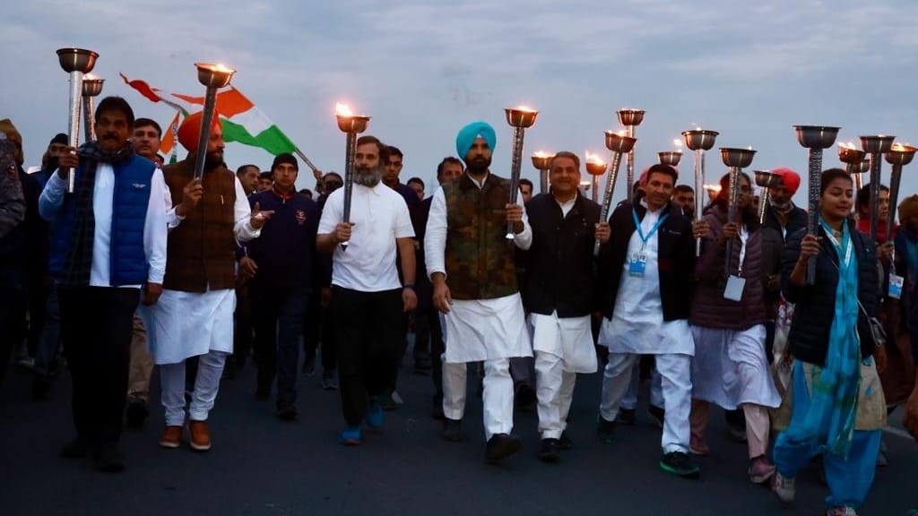 bharat jodo yatra reaches jammu Kashmir Ravi bridge illuminated with thousands of torches