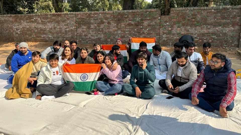 धरने पर बैठे पहलवान।
